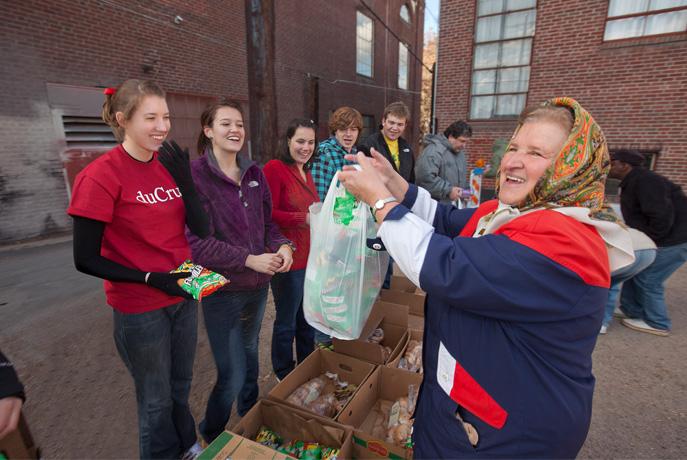 DU students helping homeless woman