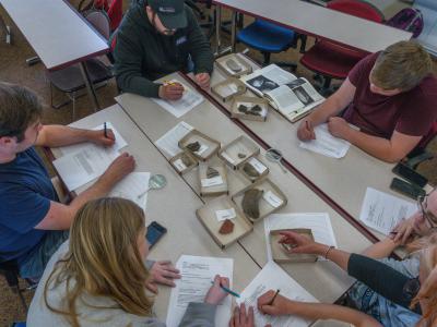 Os alunos se reúnem em uma sala de aula como parte de um evento Ceri.